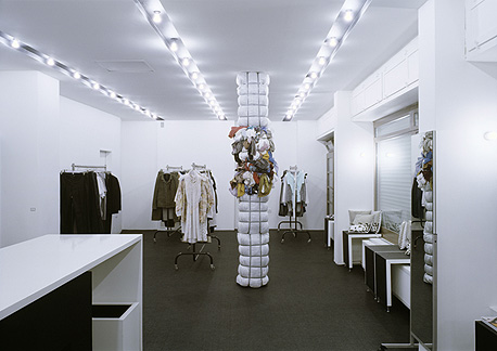 Mona Jas: Export/weiblich (Stele)